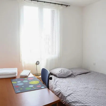 Apartment Bright 90m Close To The Sea Wifi *